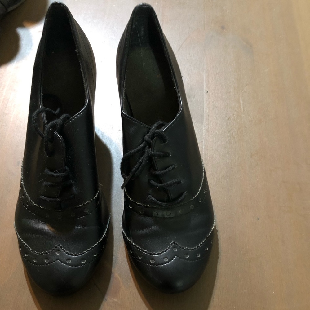 Shoe - Picture 2 of 3